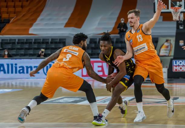 芬奇华子未进行合练，明天出战成疑，康利恢复进度不错，快复出了（芬奇：华子缺席合练明日出战成疑，康利恢复良好接近复出）